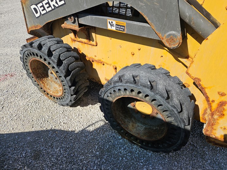 2019-deere-318g-image-10
