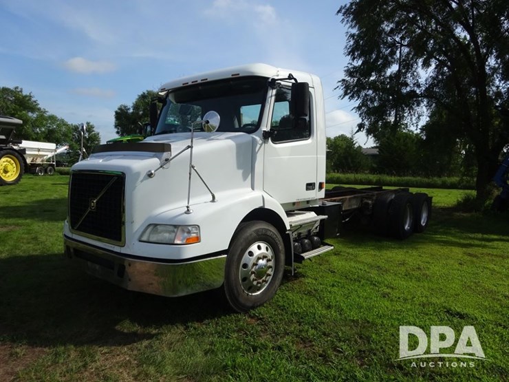 2005-volvo-10-image-1
