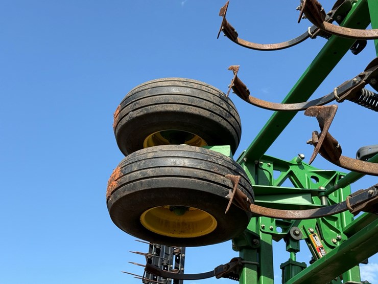 2013-john-deere-2210-image-15