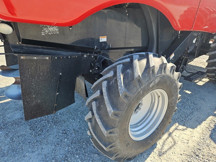 2009-case-ih-6088-image-23