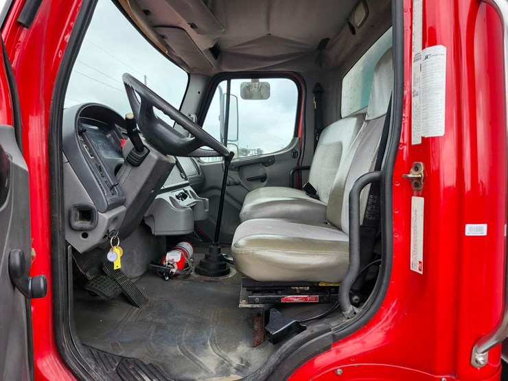 2004-freightliner-m2-chassis-image-11