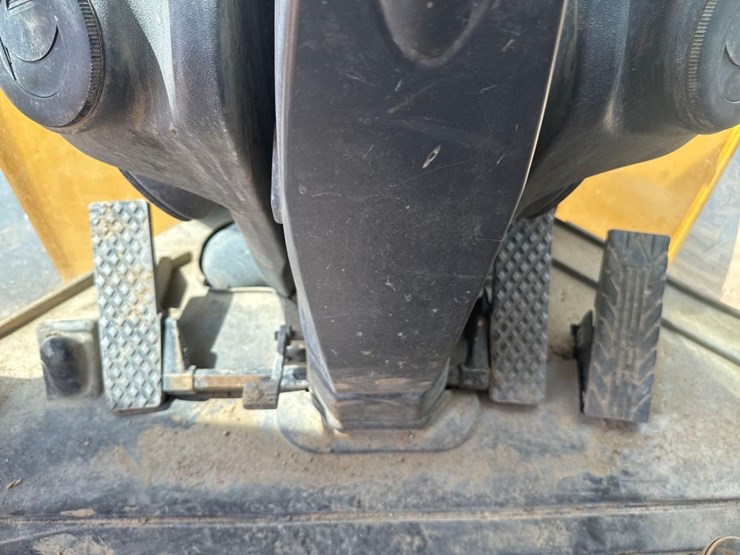 2017-deere-624k-image-22