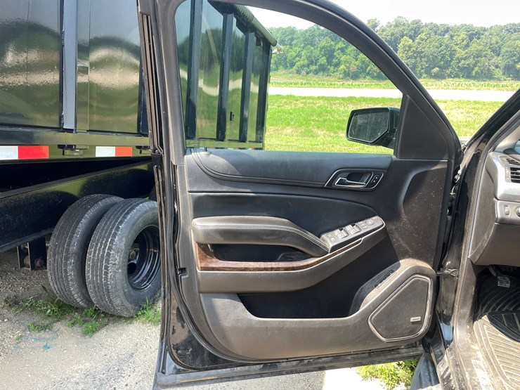 2015-chevrolet-suburban-image-12