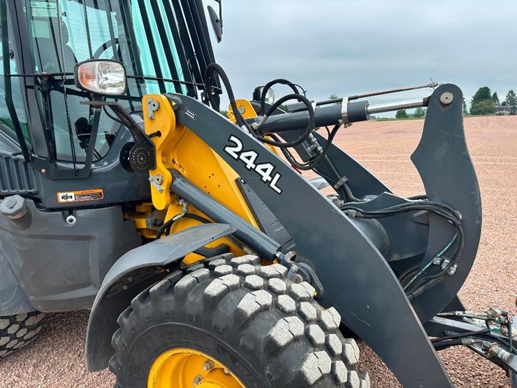 2019-deere-244l-image-37