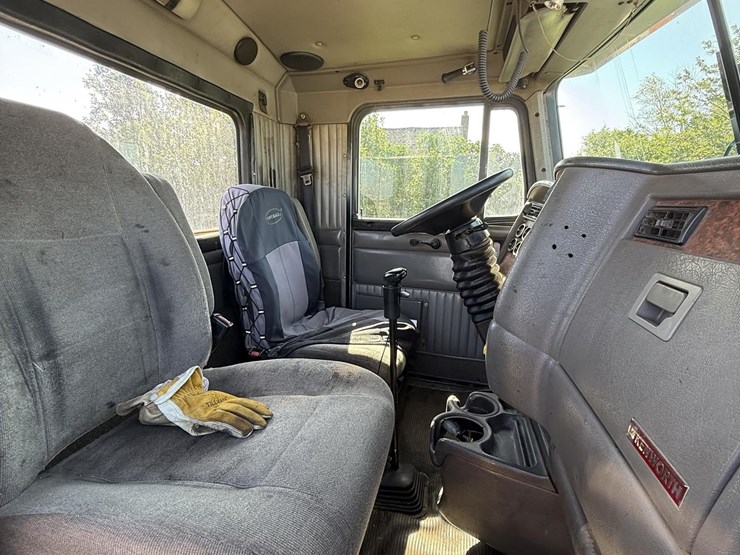 2005-kenworth-w900-image-43