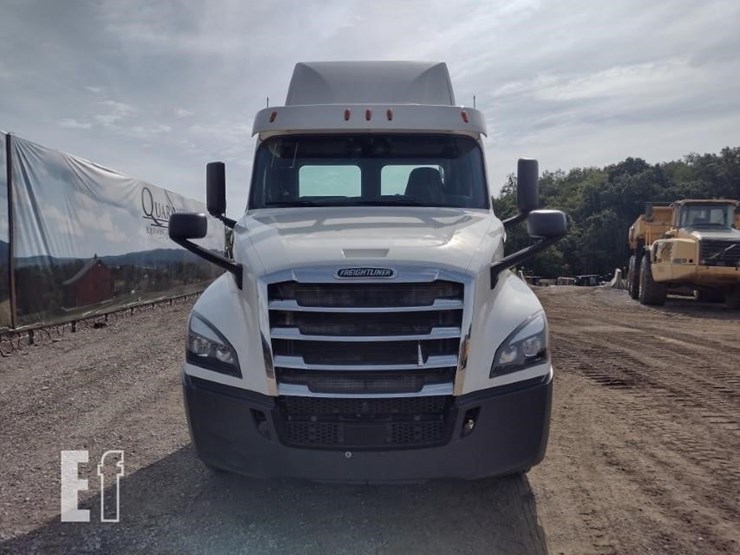 2018-freightliner-cascadia-126-image-2