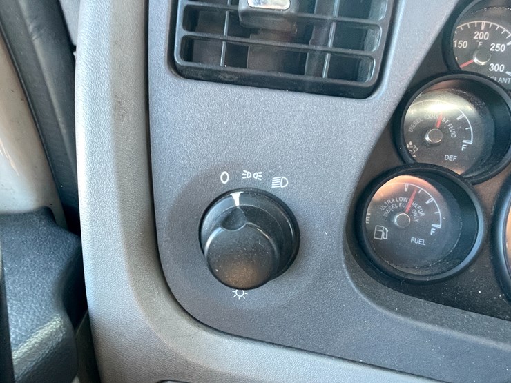 2015-peterbilt-579-image-38