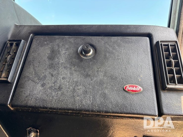 1996-peterbilt-377-image-75