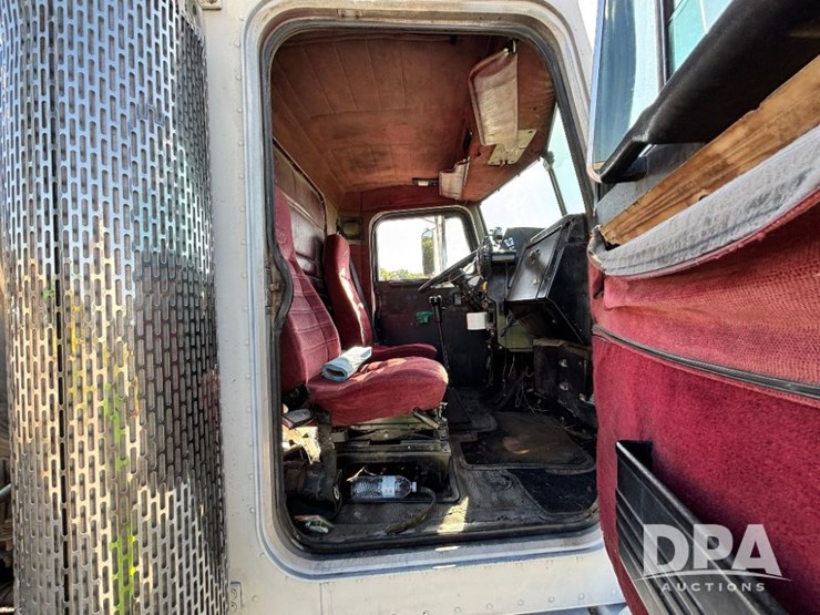 1987-peterbilt-377-image-63