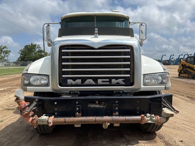 2014-mack-gu713-water-truck-image-3