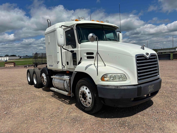 2007-mack-vision-cxn613-image-2