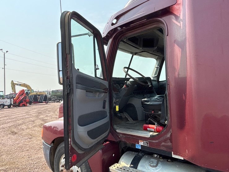 2001-freightliner-truck-tractor-image-21