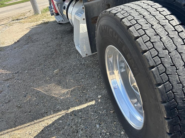 2020-peterbilt-567-image-7