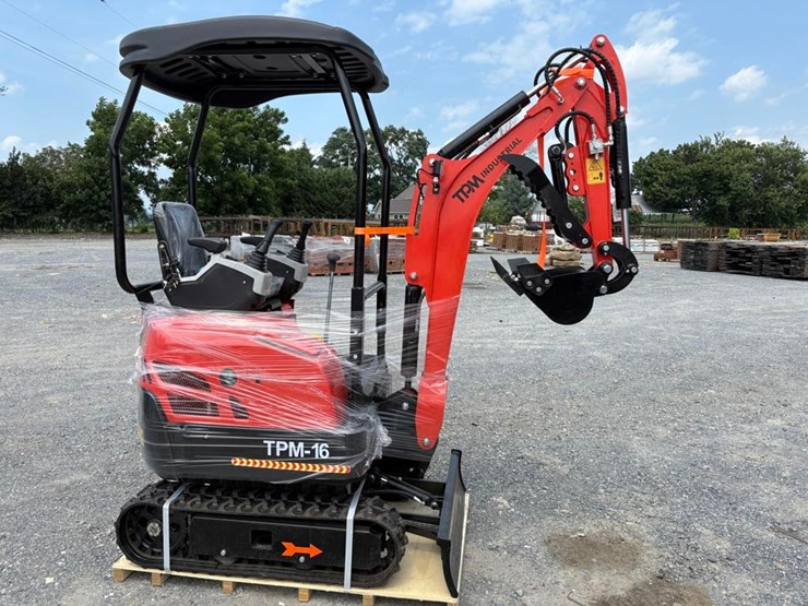 tpm-16-mini-excavator-image-1