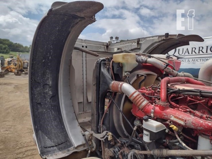 2011-peterbilt-388-image-24
