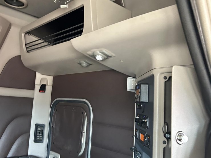2020-peterbilt-567-image-37