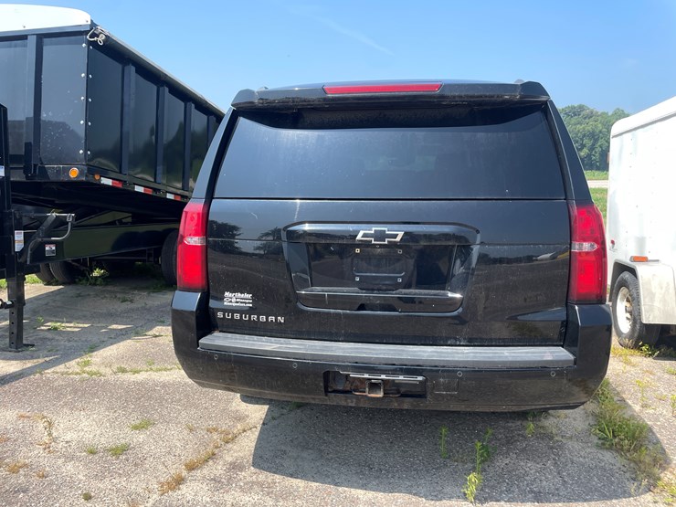 2015-chevrolet-suburban-image-5