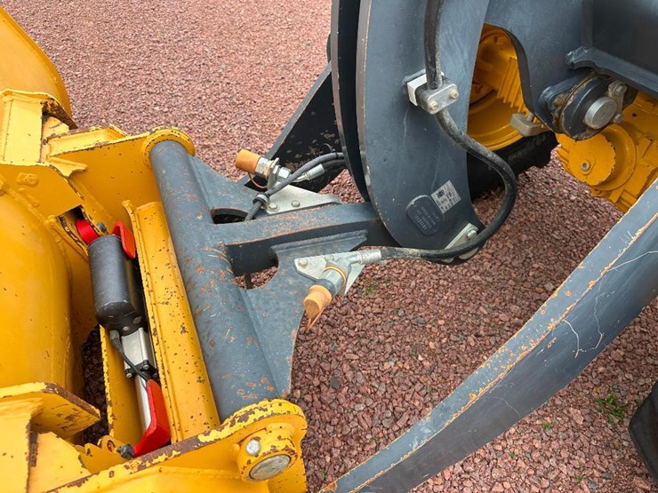 2017-deere-304l-image-34