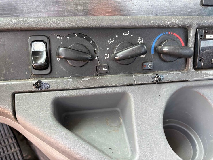2008-freightliner-columbia-straight-truck-image-37