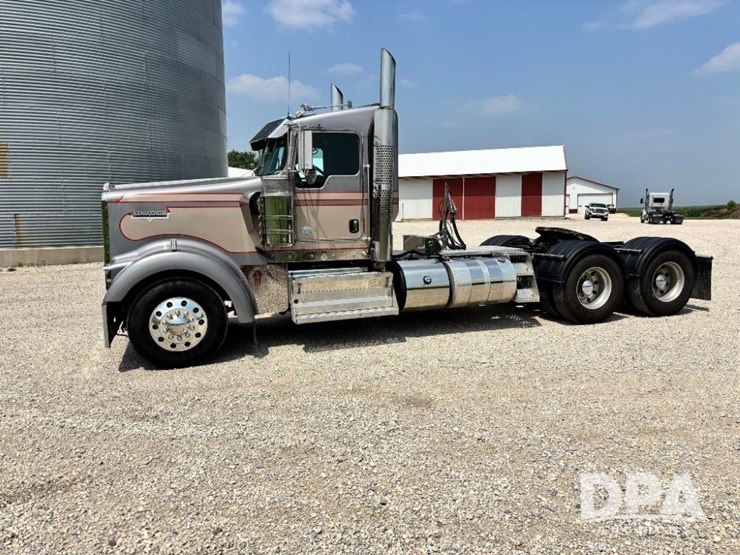 2014-kenworth-w900-image-19