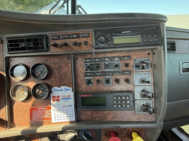 2005-kenworth-w900-image-18
