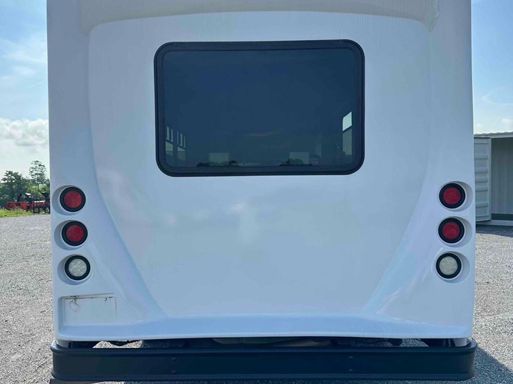 2017-ford-e450-image-18