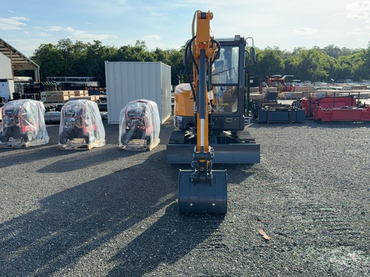 #2044-•-2025-future-ft40-mini-excavator-image-2