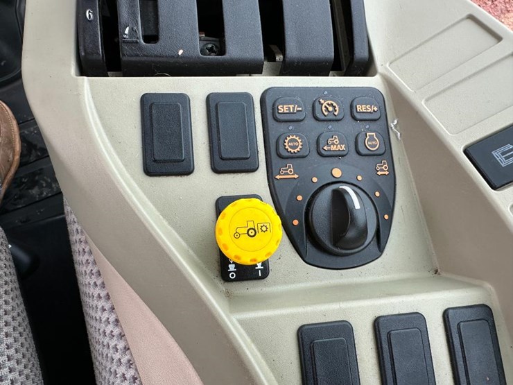 2018-john-deere-4052r-image-51
