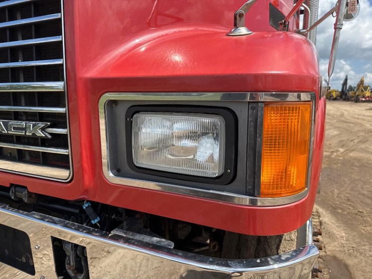 2012-mack-chu613-day-cab-flat-top-road-tractor-image-19