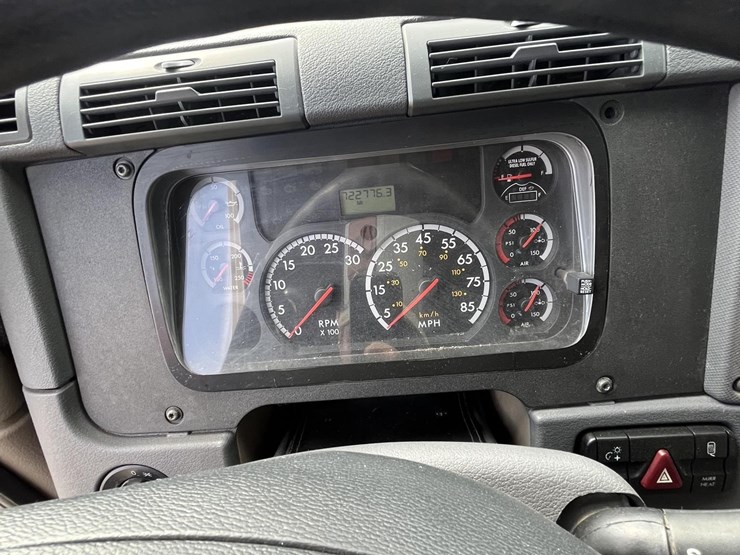 2014-freightliner-cascadia-125-image-33