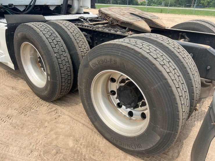 2012-volvo-dbl-sleeper-road-tractor-image-23