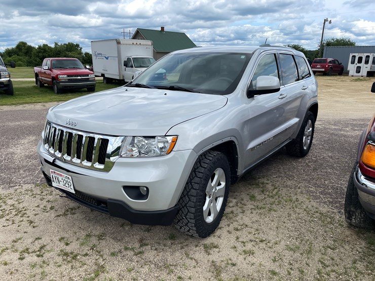 2011-jeep-grand-cherokee-laredo-image-1