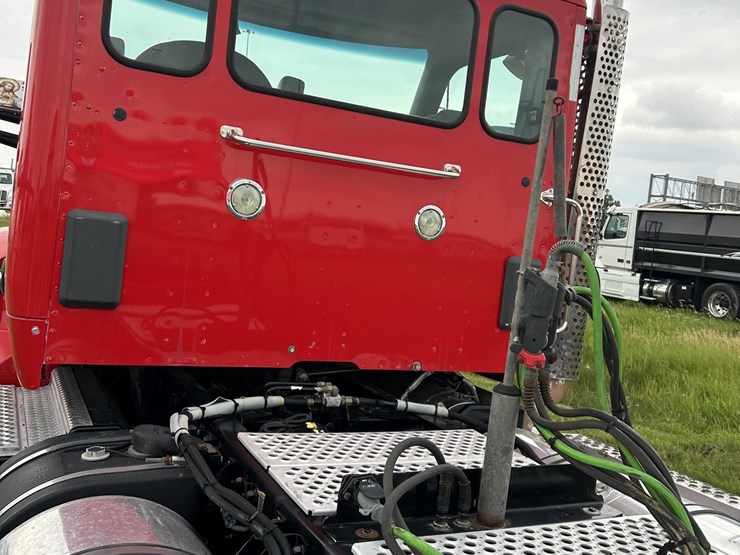 2016-kenworth-t880-image-17