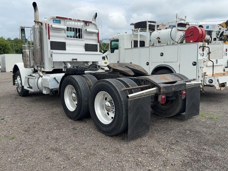 2003-peterbilt-379-image-10