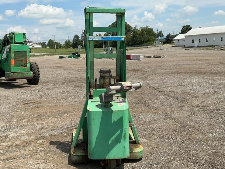 #1350-•-crown-electric-forklift-image-4