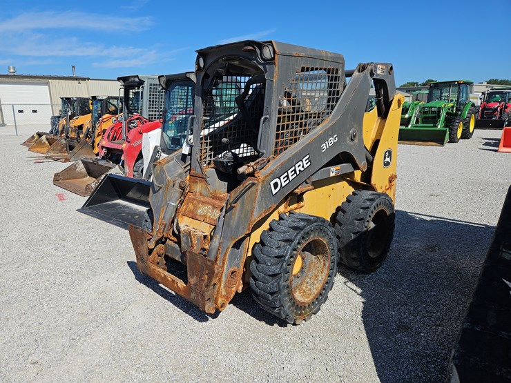 2019-deere-318g-image-1