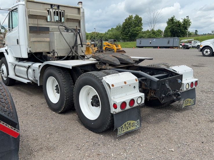 2003-freightliner-fl112-image-9