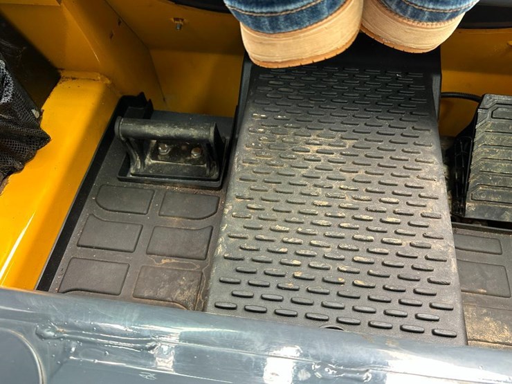 2020-deere-317g-image-52