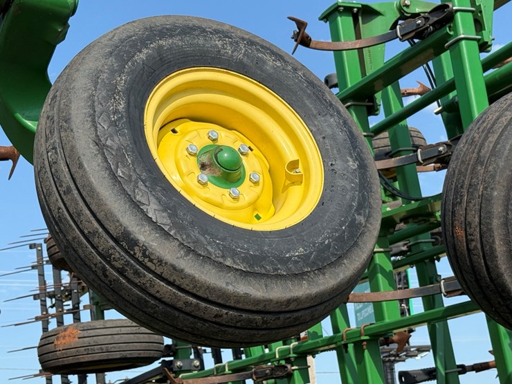 2013-john-deere-2210-image-8
