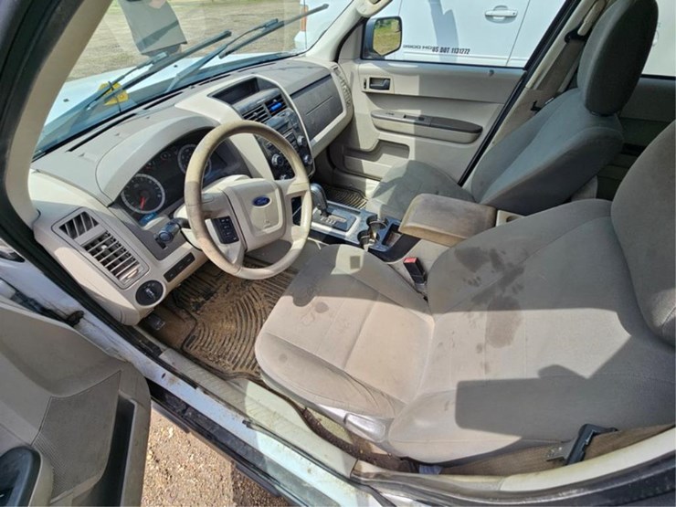 2011-ford-escape-image-12