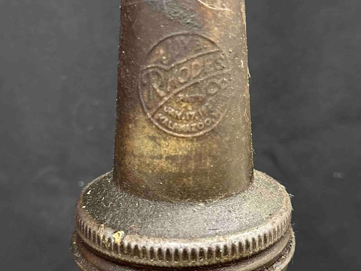 1018---marquette-quart-oil-bottle-image-3
