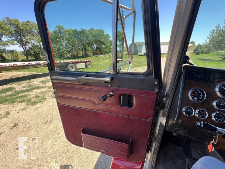 1998-peterbilt-385-image-22
