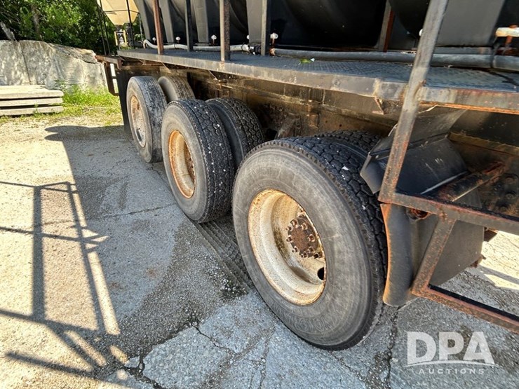 1998-peterbilt-378-image-27