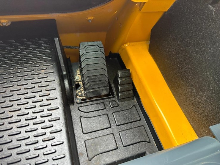 2023-deere-317g-image-43