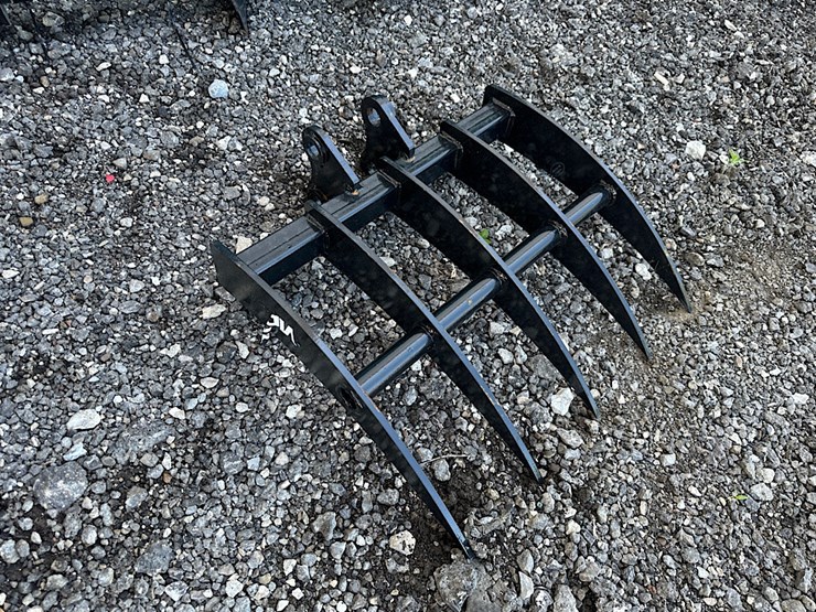 vicsec-mini-excavator-brush-grapple-thumb-attachment-image-1