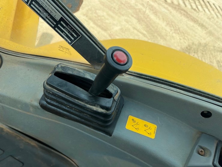 new-holland-lb75b-image-42