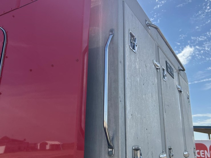 2020-peterbilt-567-image-12