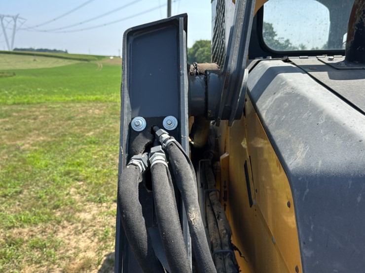 2019-deere-330g-image-40