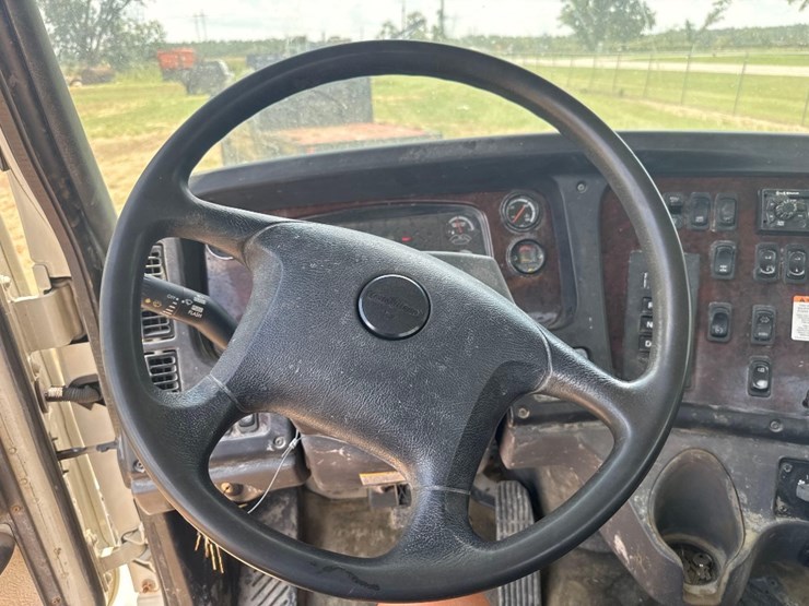2014-freightliner-s/a-service-truck-image-31