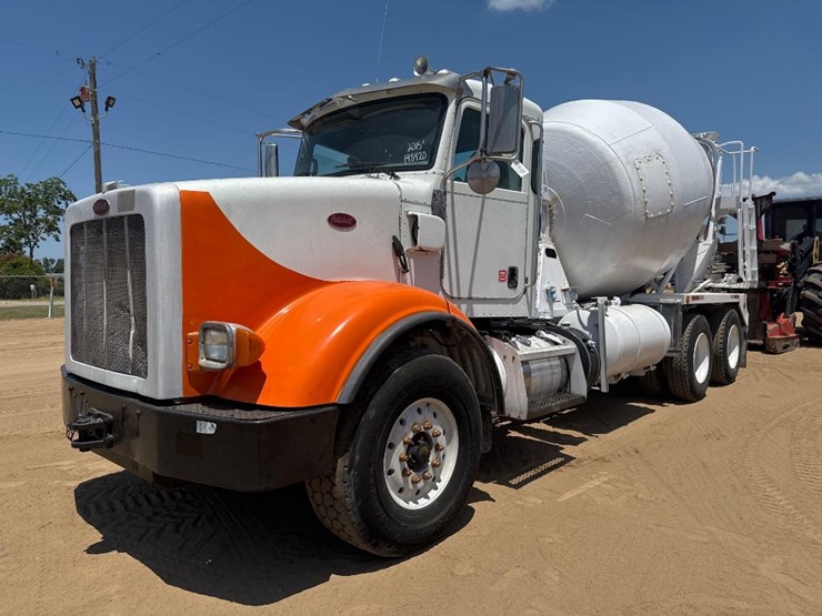 2015-peterbilt-class-8-cement-mixer-truck-image-2